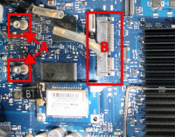 WiFi slot en de twee schroef locaties